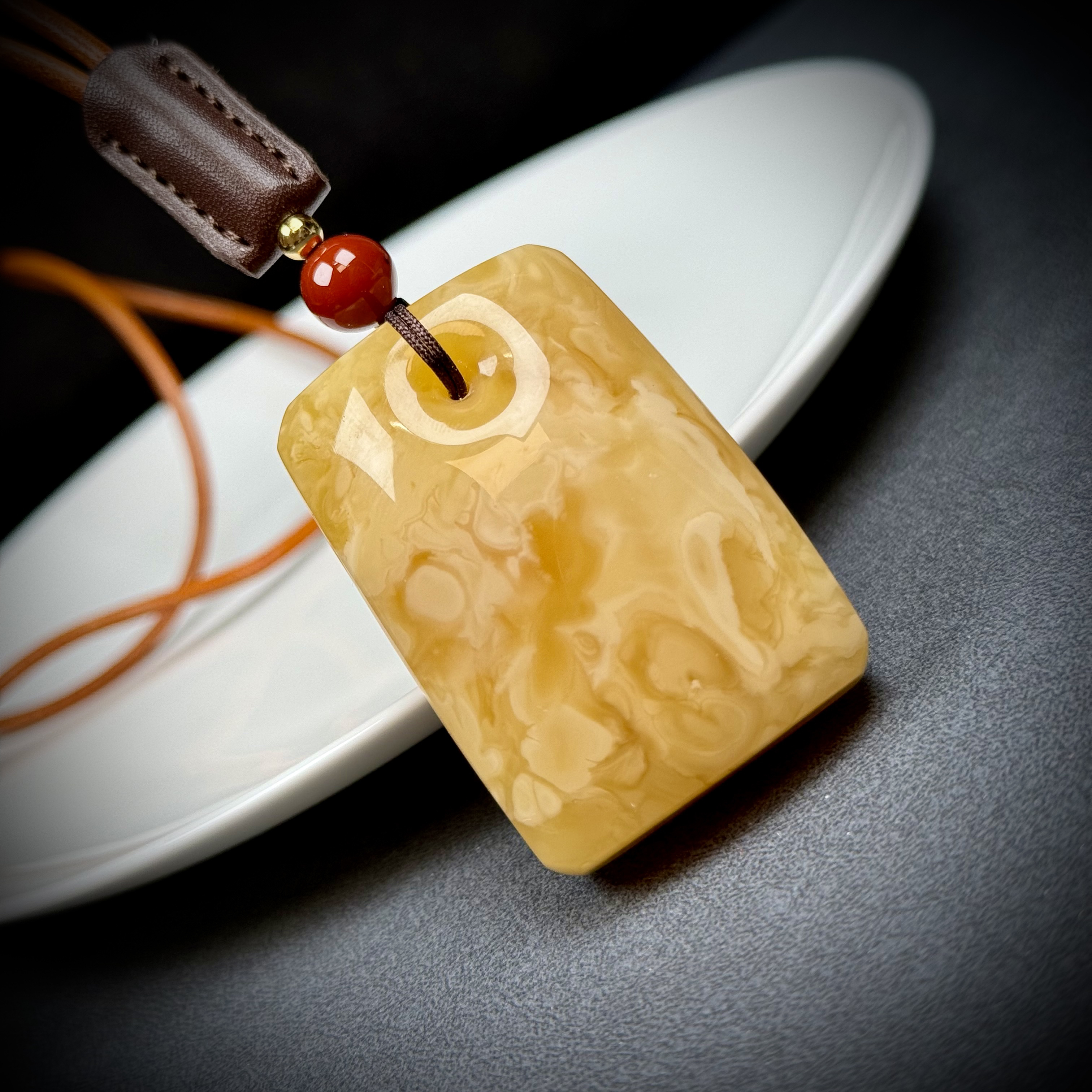 M2983天然蜜蜡 无事牌 32.5*46*20.4mm 24.32克 100克价