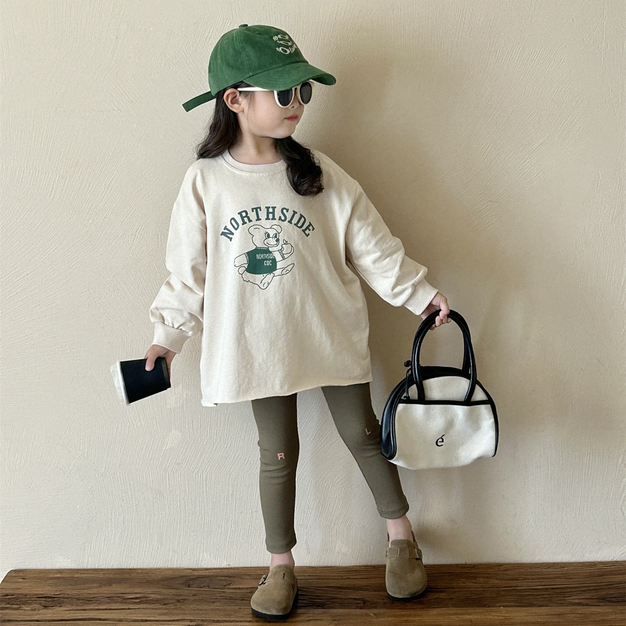 2025春秋新款女童米色小熊卫衣+绿色坑条打底裤休闲印花洋气卡通