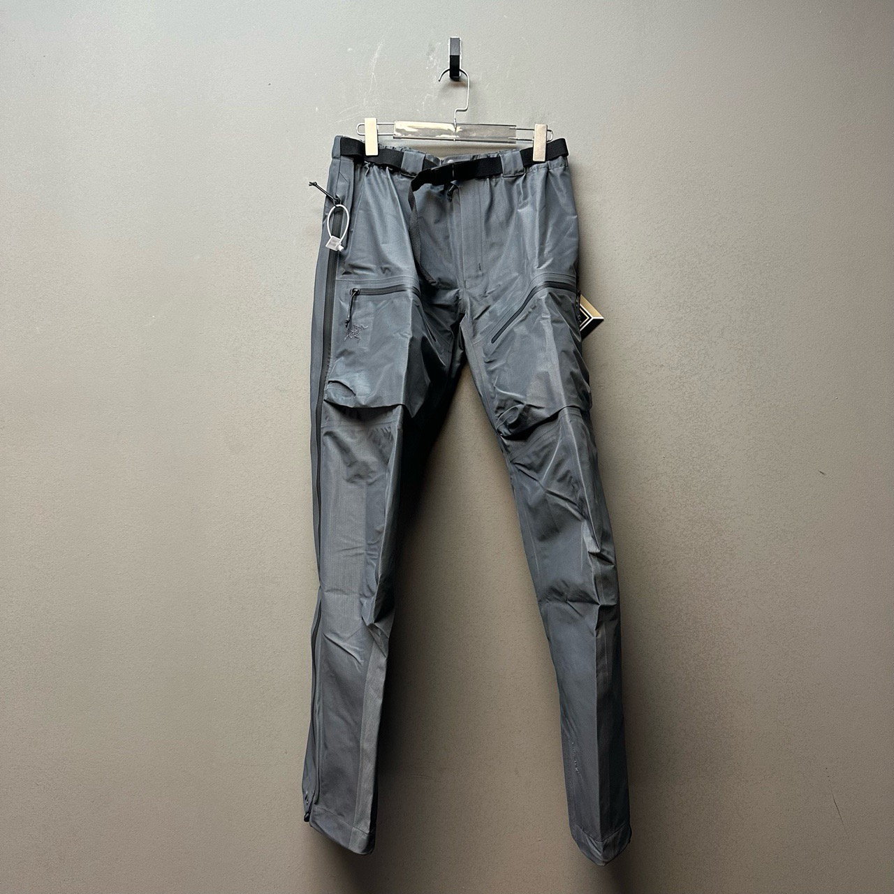 06877   Arcteryx 军鸟 Gen2 狼灰色硬壳冲锋裤 全新带吊 L码