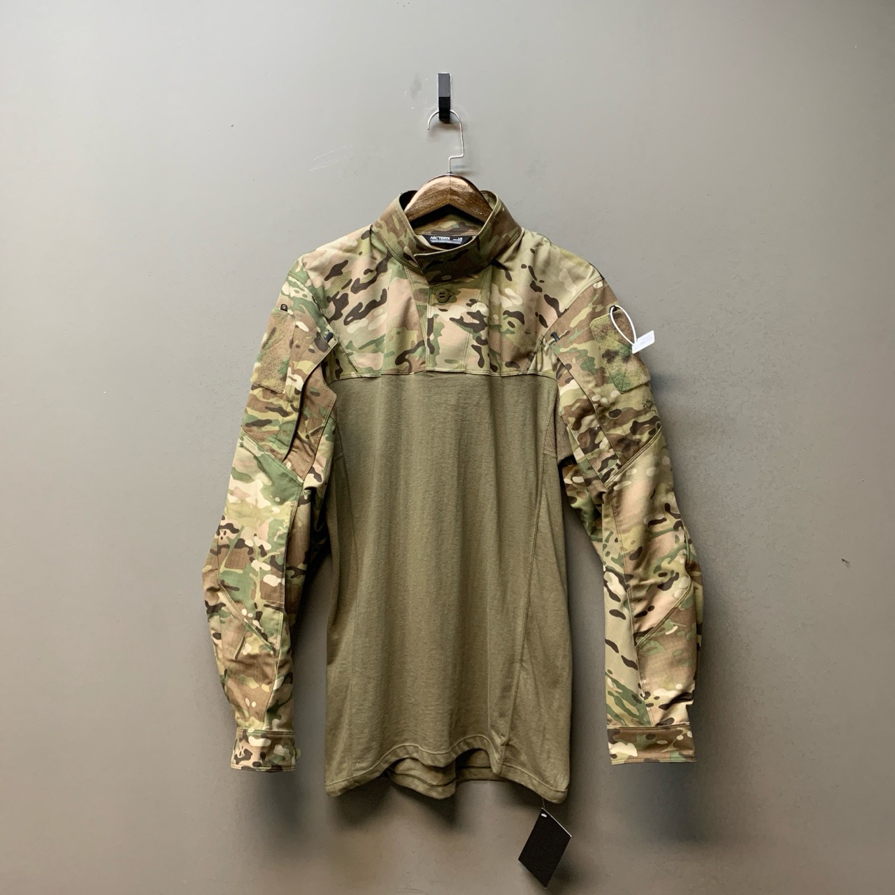 Arcteryx 始祖鸟/05118/迷彩军鸟Assault 蛙服突击衣 全新L吗