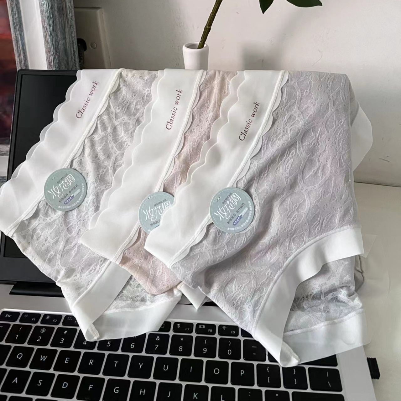 妆花绸内裤奶皮蕾丝冰丝无痕抑菌底裆夏季轻薄透气中腰短裤三角裤