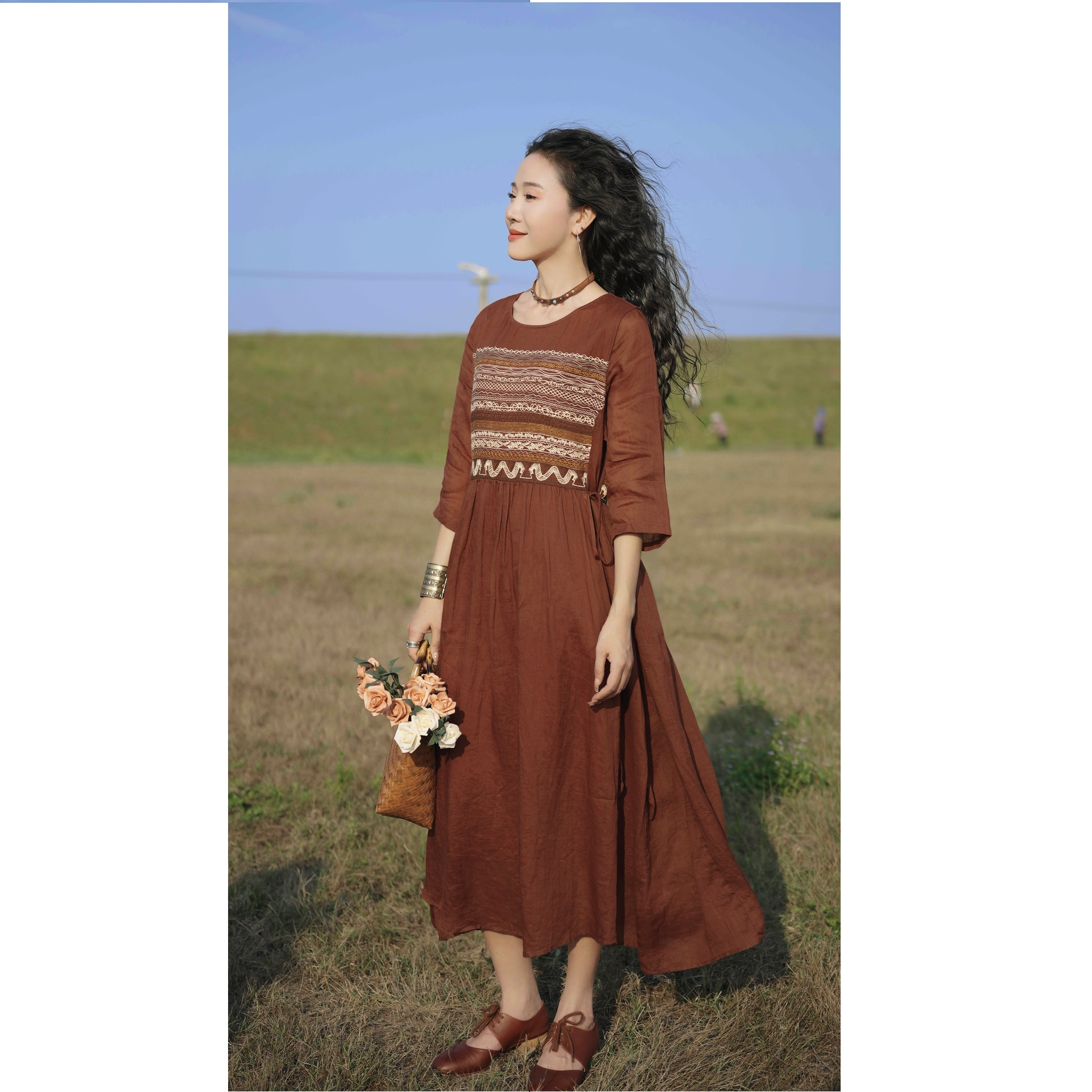 娜三月【波西米亚】洋气文艺气质苎麻轻盈刺绣女神复古连衣裙L122