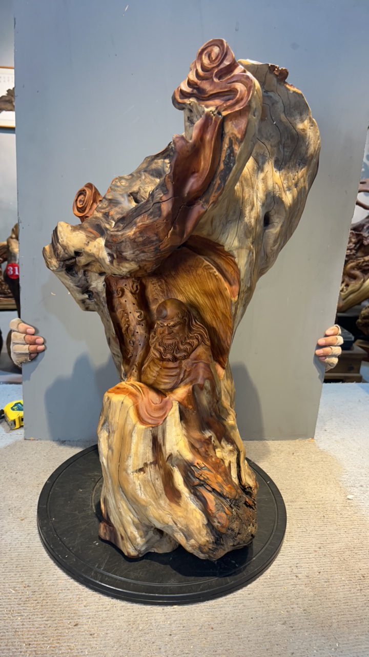 崖柏抱石料达摩根雕摆件