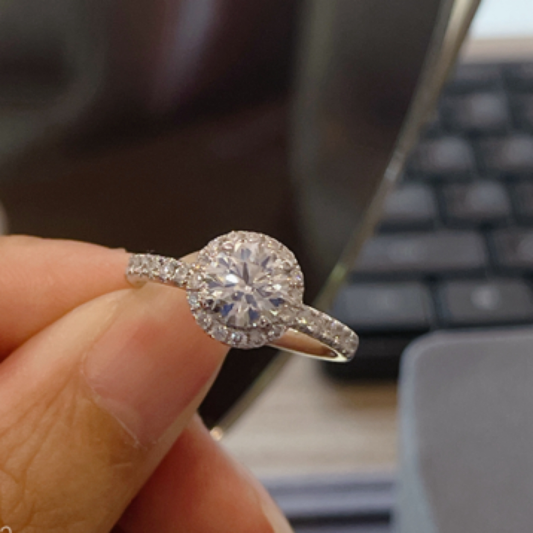 【合成/培育】18K金镶嵌1克拉豪华圆包围镶培育钻石戒指