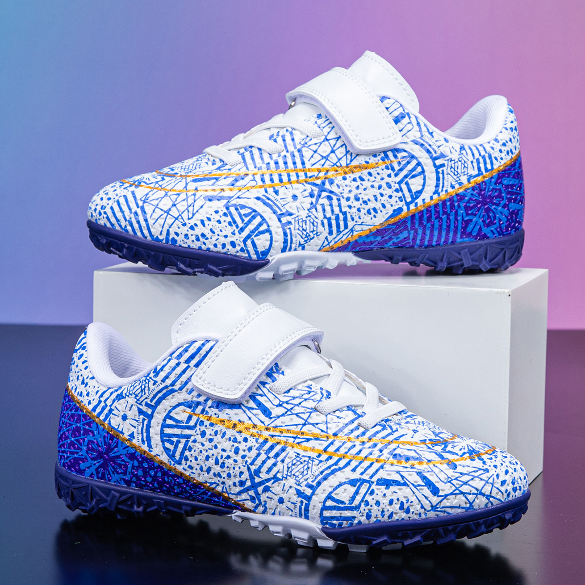 新款6-12岁儿童魔术贴足球鞋长钉男女童tf碎钉草地防滑足球训练鞋