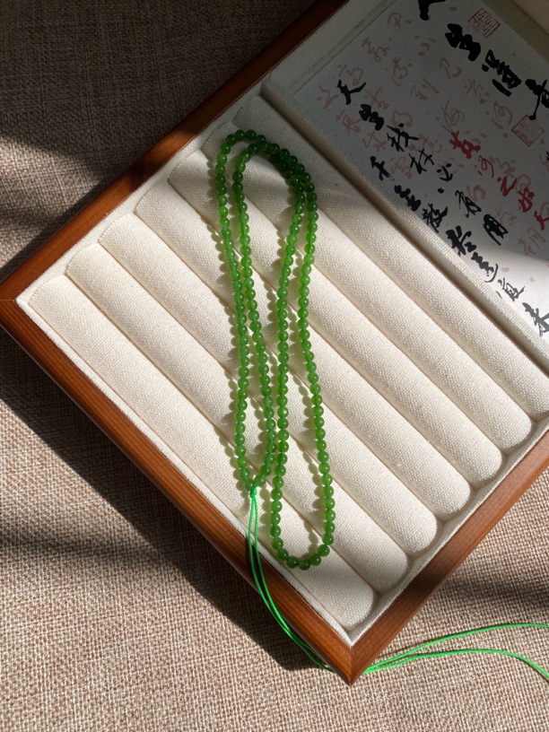 天然和田玉碧玉冰底阳绿小米珠链4mm