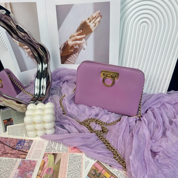 95新 FERRAGAMO/菲拉格慕 鸢尾紫mini黛安娜金扣链条斜挎包