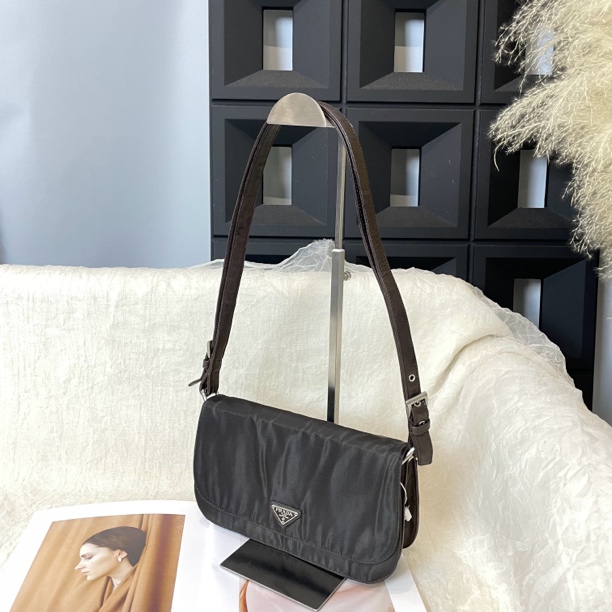 95新 Prada/普拉达 巧克力色降落伞单肩斜挎包