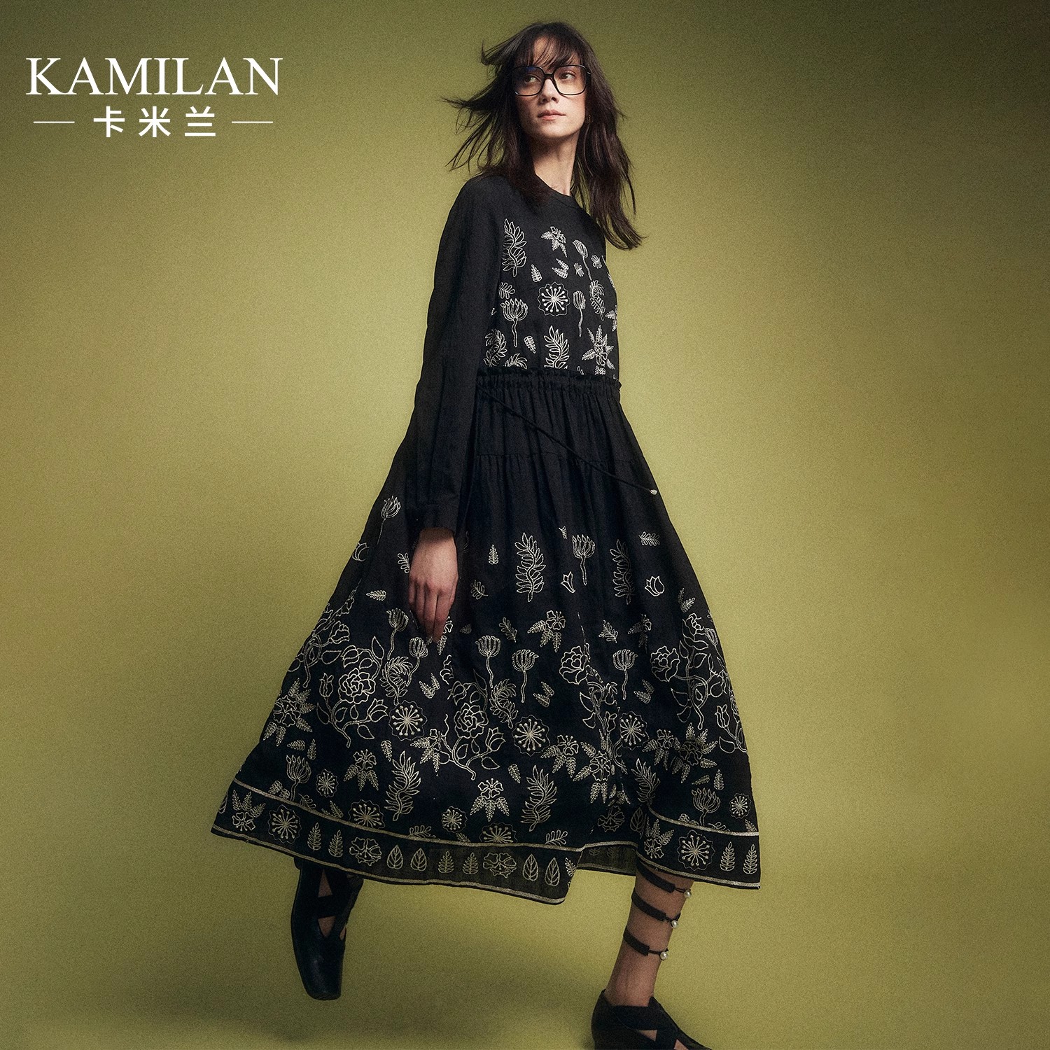 卡米兰小立领复古长袖绣花连衣裙女2024春季新款中长款拼接A字裙