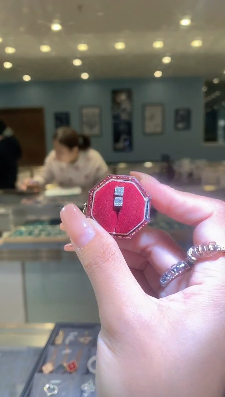 【闪购商品】钻石20分日字耳钉18K金镶嵌-