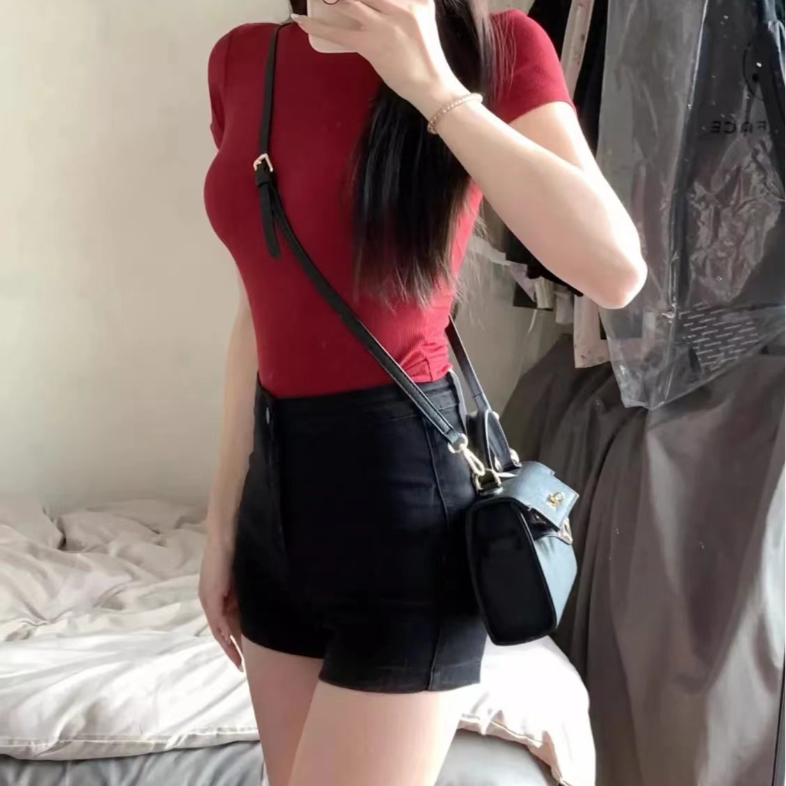 法式正肩半高领红色短袖t恤女夏季甜辣妹风收腰性感纯欲短款上衣