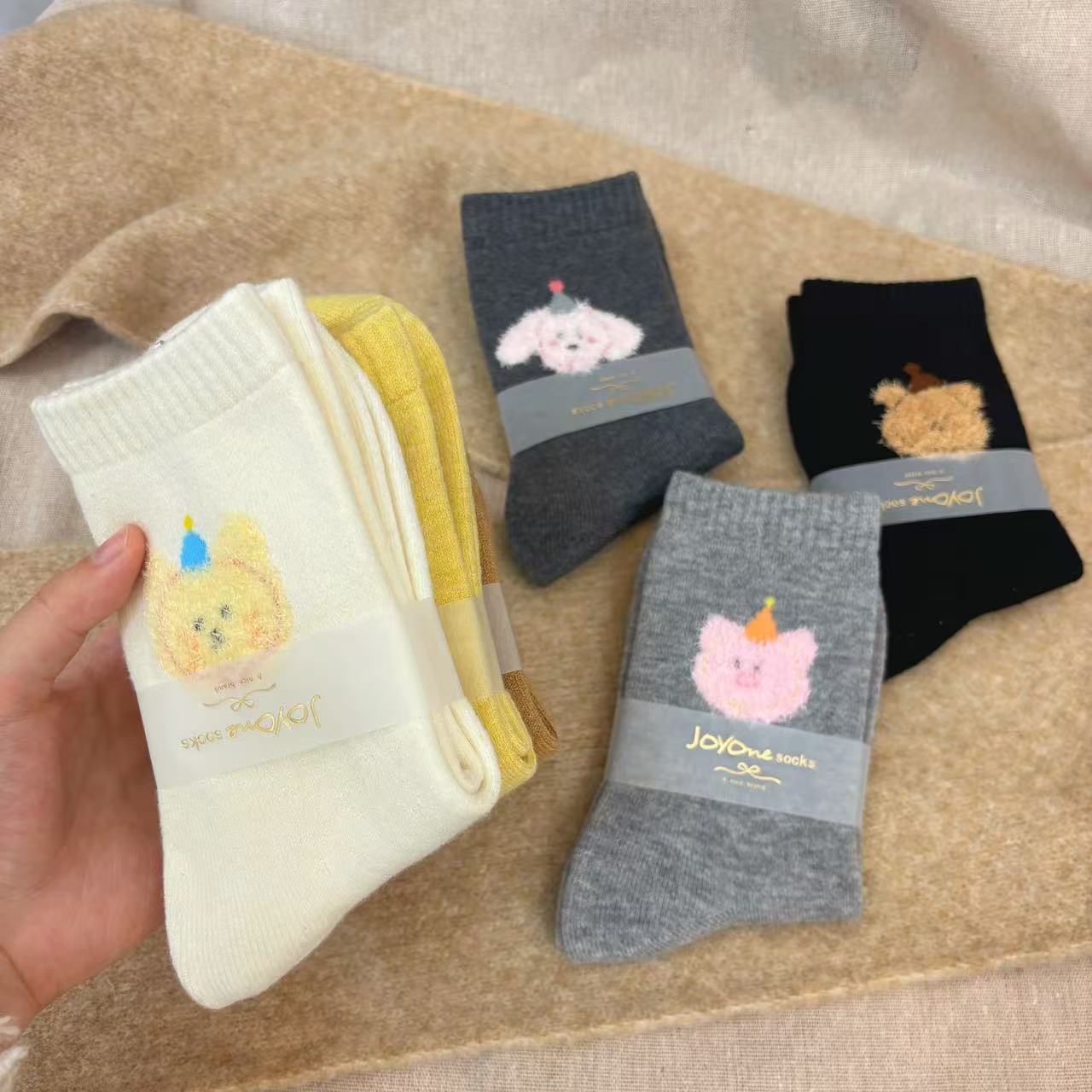 羊绒秋冬植绒可爱日系袜子女袜ins潮秋冬中筒袜卡通小熊袜复古袜