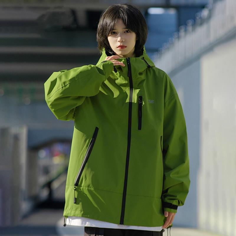 绿色户外冲锋衣外套女款2025新款三合一防风防水大口袋登山服夹克