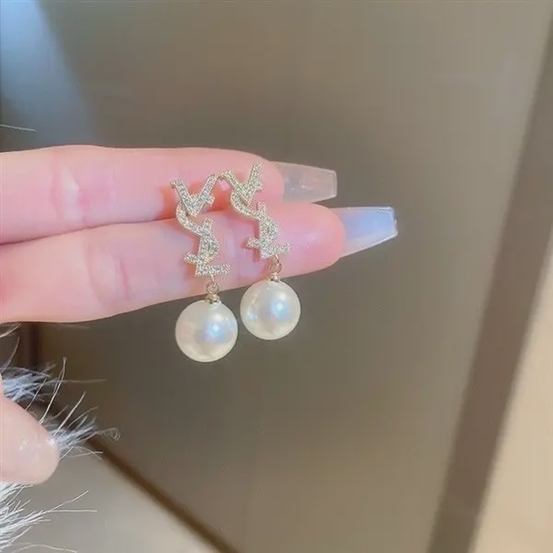 高级感精美满钻轻奢名媛字母耳环RD936