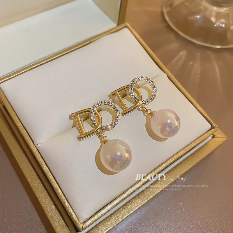 2024简约时尚气质韩版新款D字母个性镶钻耳饰RD904