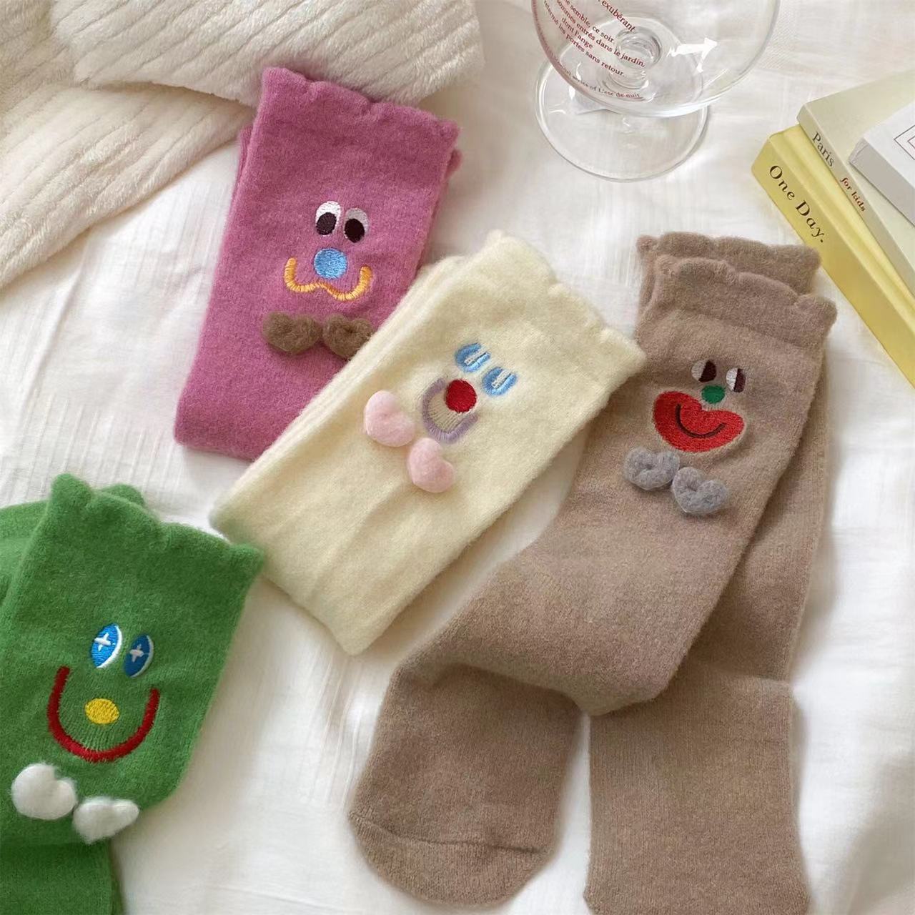 袜子女ins潮百搭高颜值森系秋冬ins潮刺绣笑脸卡通个性堆堆袜