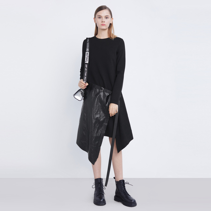 圣迪奥女装个性圆领拼接不规则长袖连衣裙S21481202