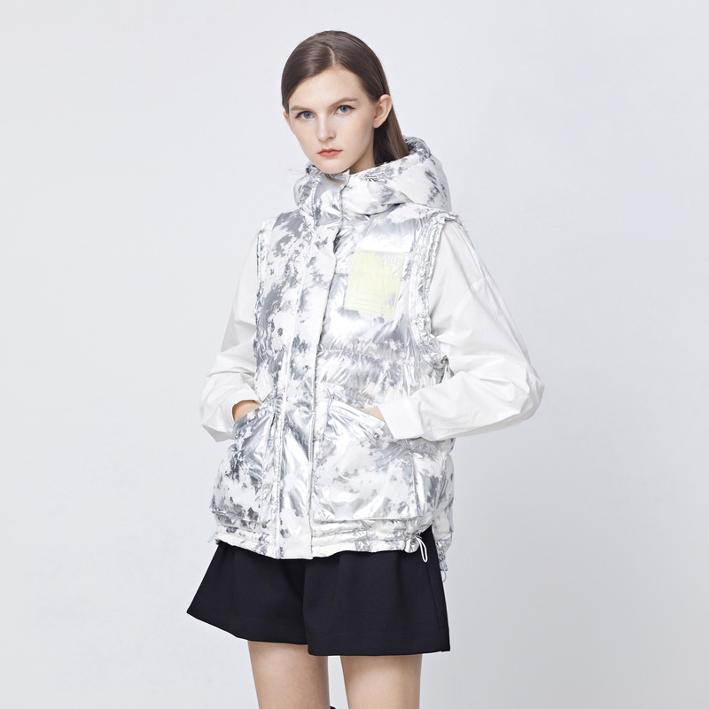 S·DEER圣迪奥女休闲时尚高领连帽字母胶印抽绳马夹S21461604