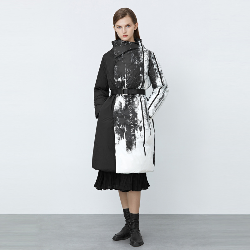 S·DEER圣迪奥时尚女装个性高领字母泼墨收腰长款羽绒服S21482476