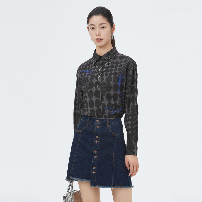 S.DEER圣迪奥女装个性翻领撞色印花字母宽松长袖蓝衬衫S22160502