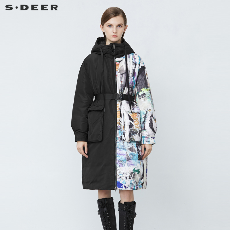 S·DEER圣迪奥时尚女装高领连帽涂鸦印花收腰长款羽绒服S21482423