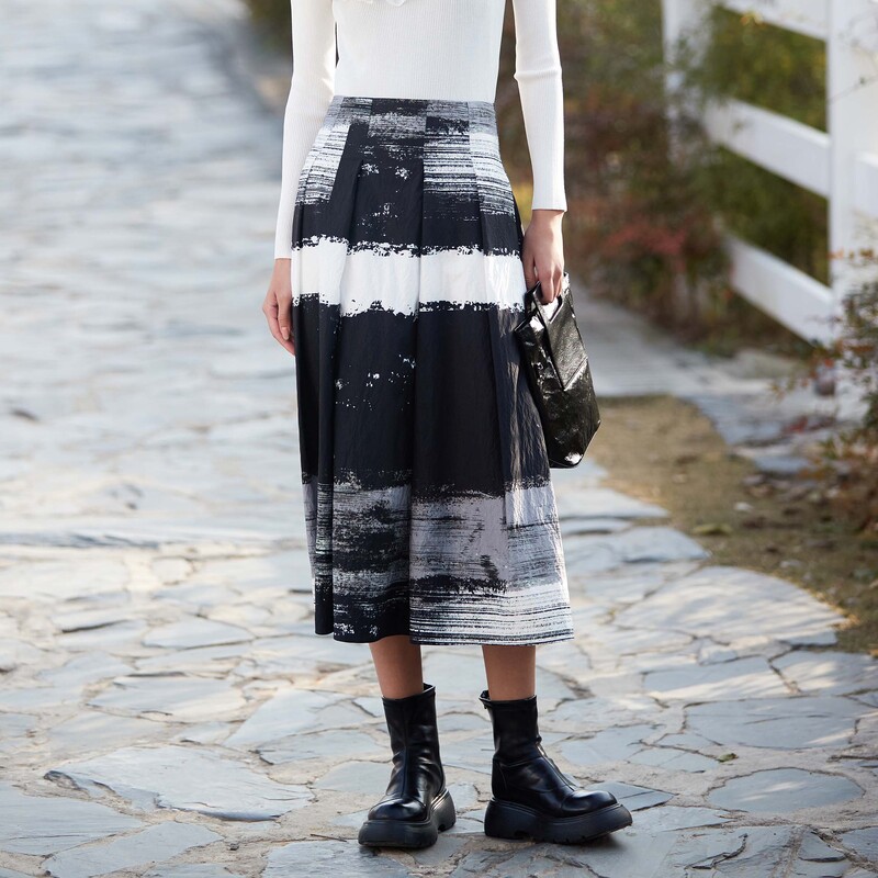 S·DEER圣迪奥女装时尚气质显瘦腰条纹晕染百褶A字伞裙S24161104