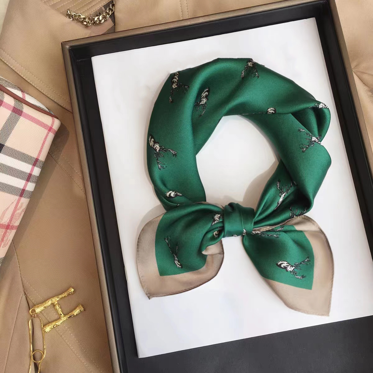 HongxiScarves/鸿晰桑蚕丝单面绿底小鹿50方丝巾百搭A088