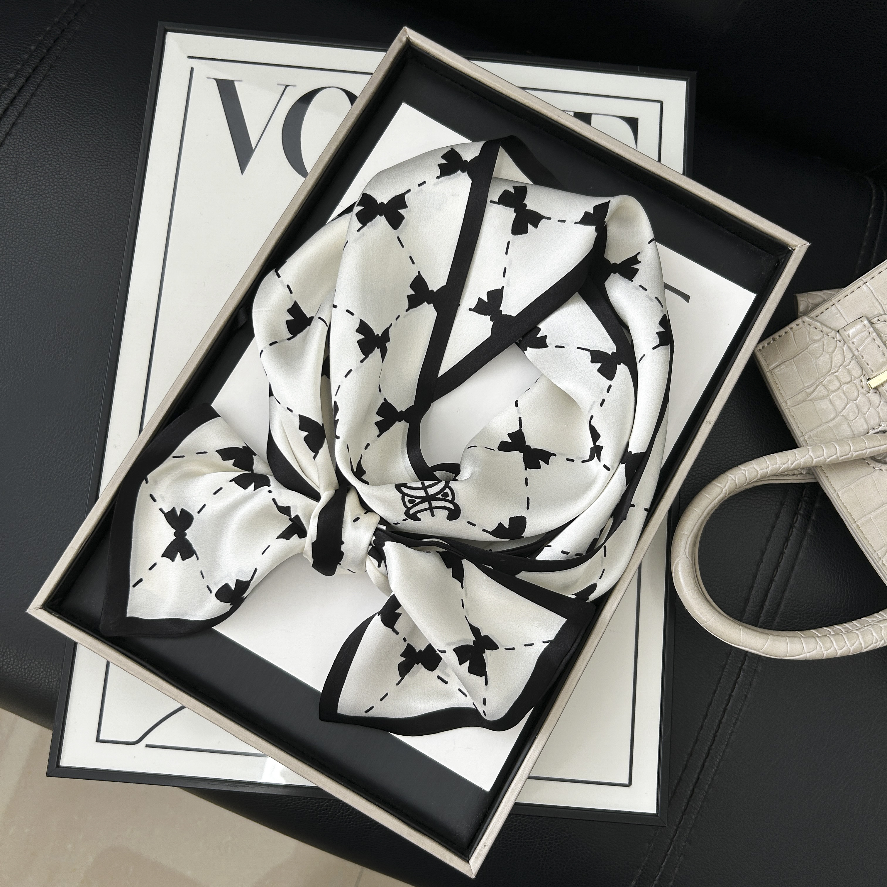 专属 Hongxi Scarves/鸿晰桑蚕丝丝巾 白底蝴蝶结 145长巾J034