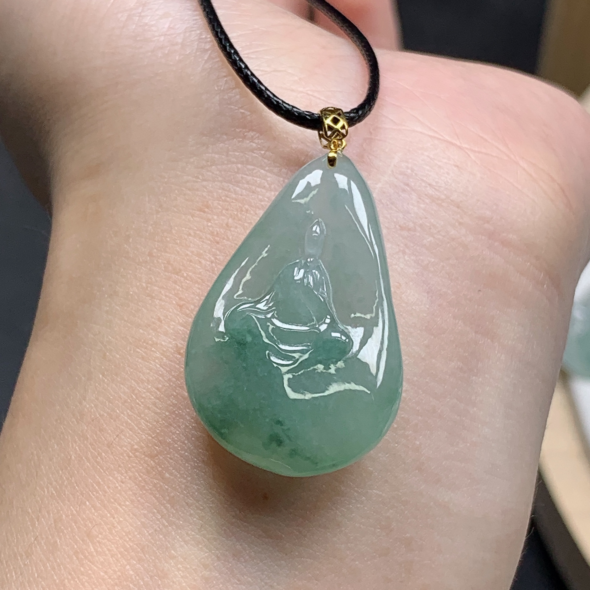 缅甸天然A货翡翠18K金扣头镶嵌冰飘花悟道佛吊坠