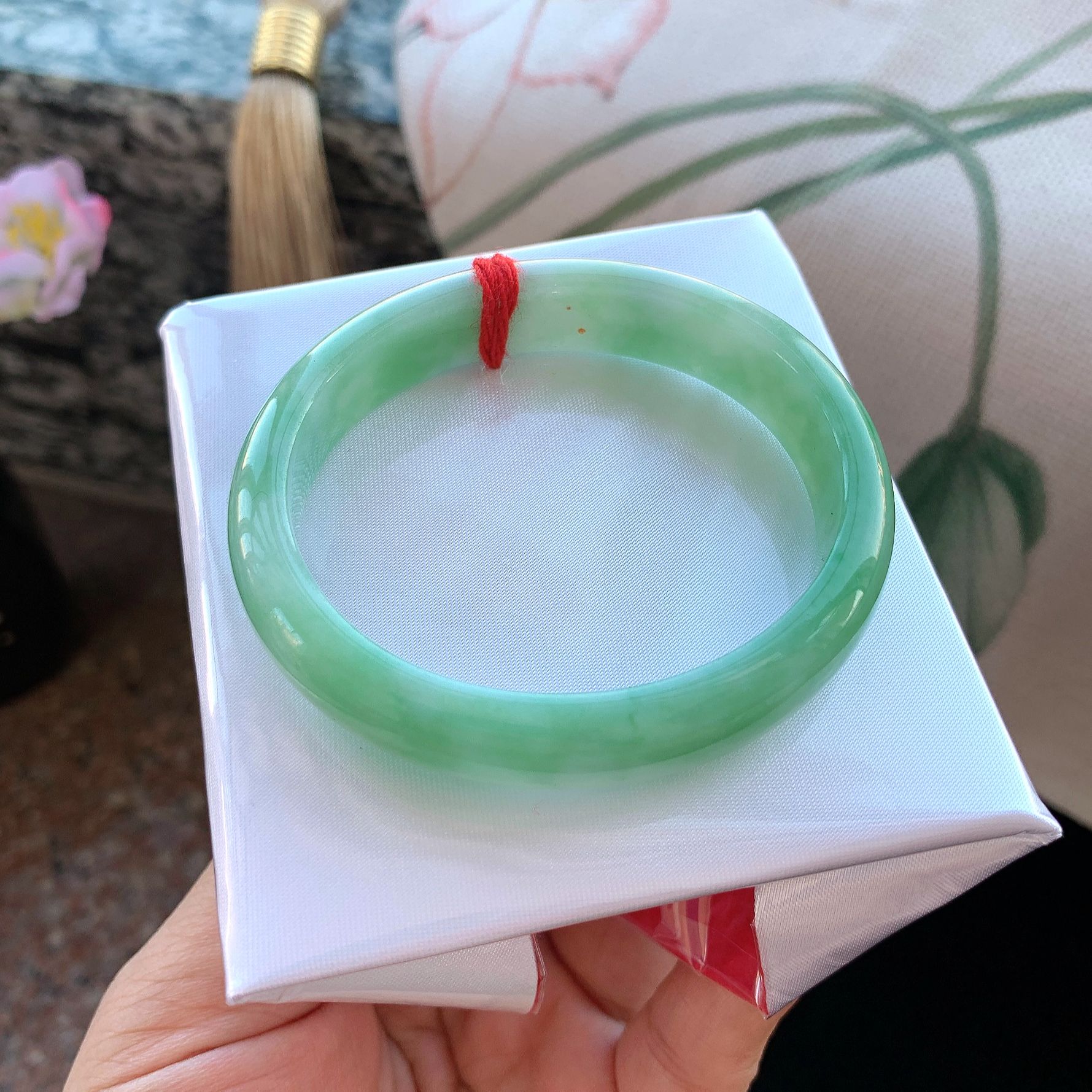 天然翡翠缅甸A货内径53mm宽边水润芙蓉绿贵妃玉手镯女款绿色少女