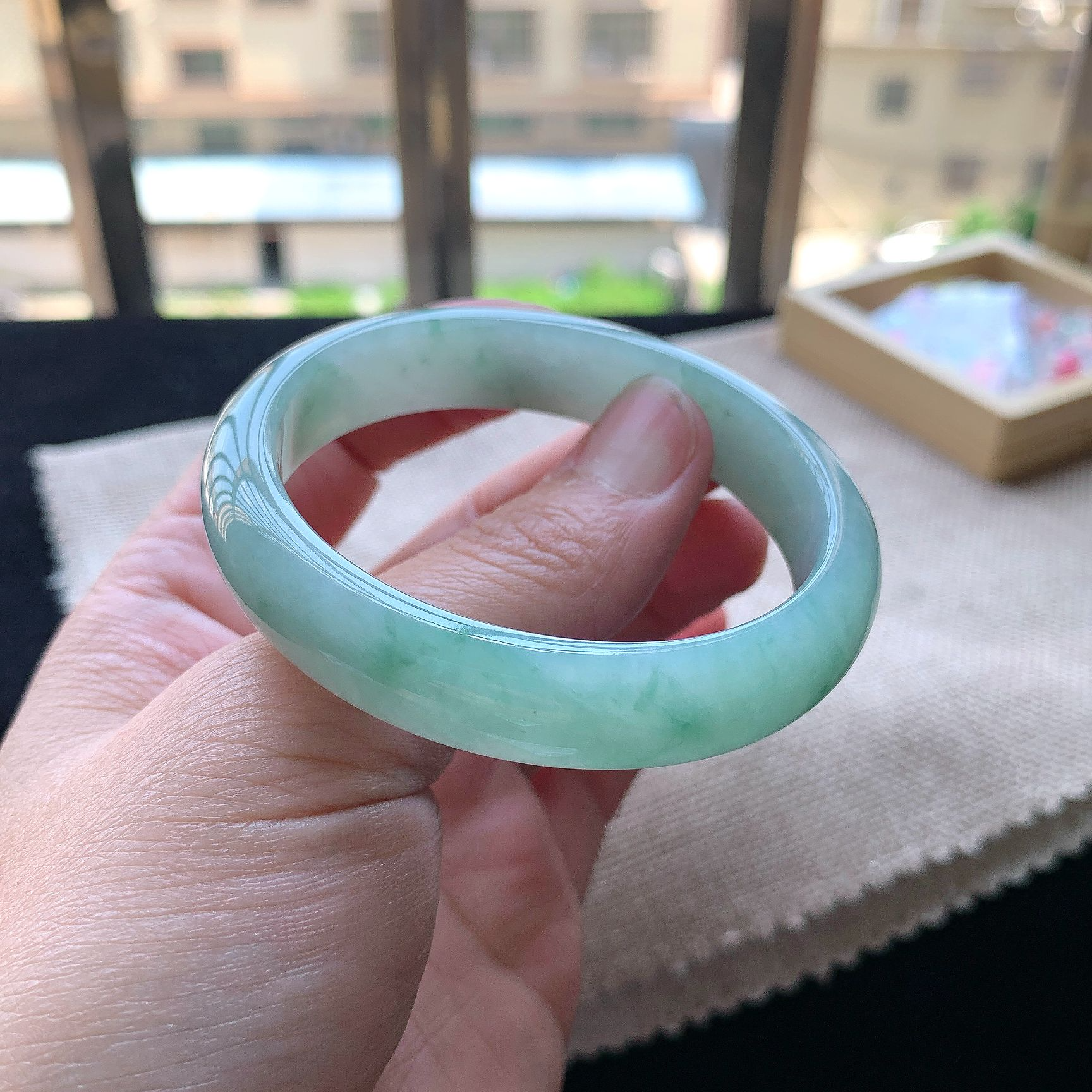 天然翡翠缅甸A货内径54.2mm正品水润飘花宽边贵妃玉手镯女款绿色 