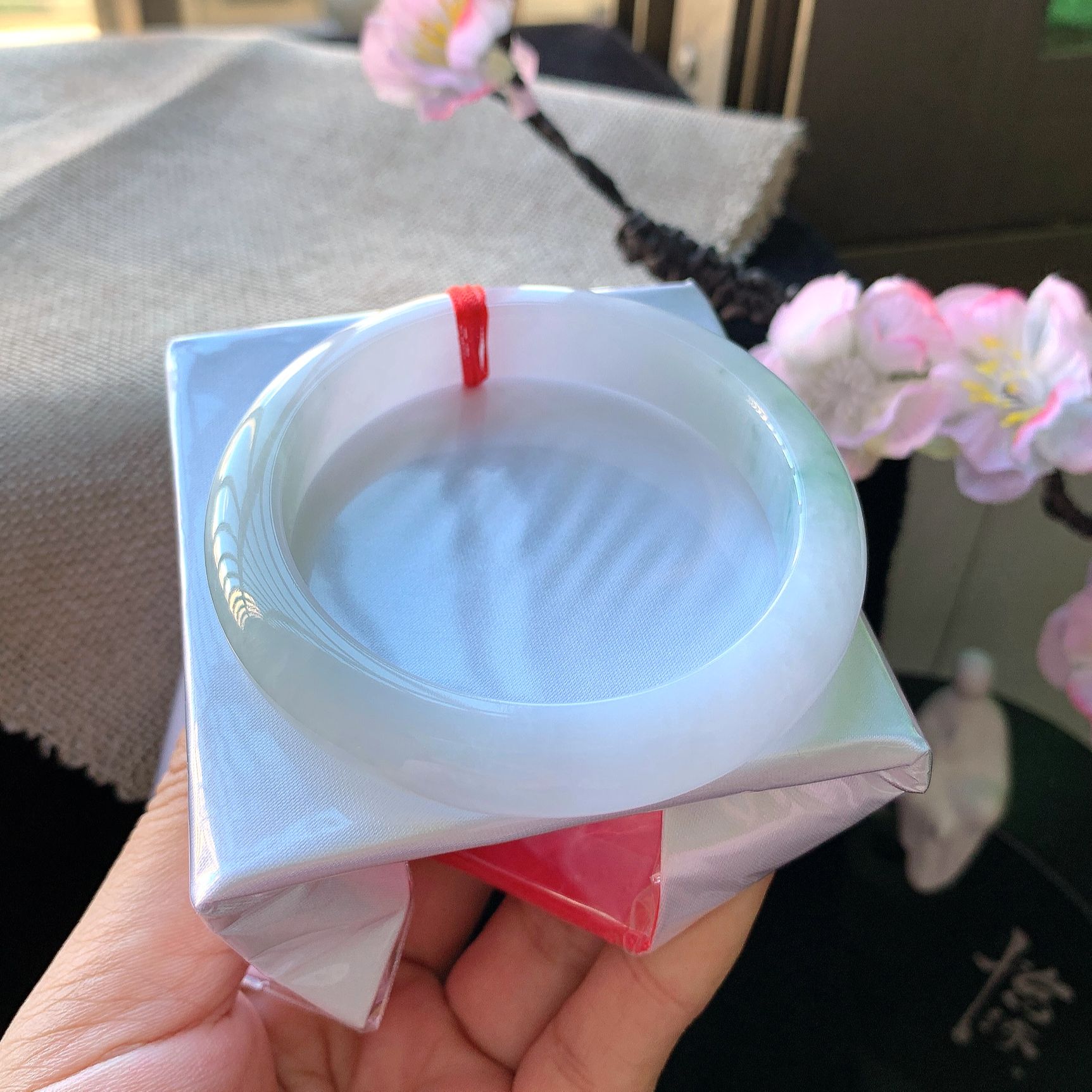 天然翡翠缅甸A货内径55.6mm正品水润春彩宽边玉手镯春彩翡翠手镯