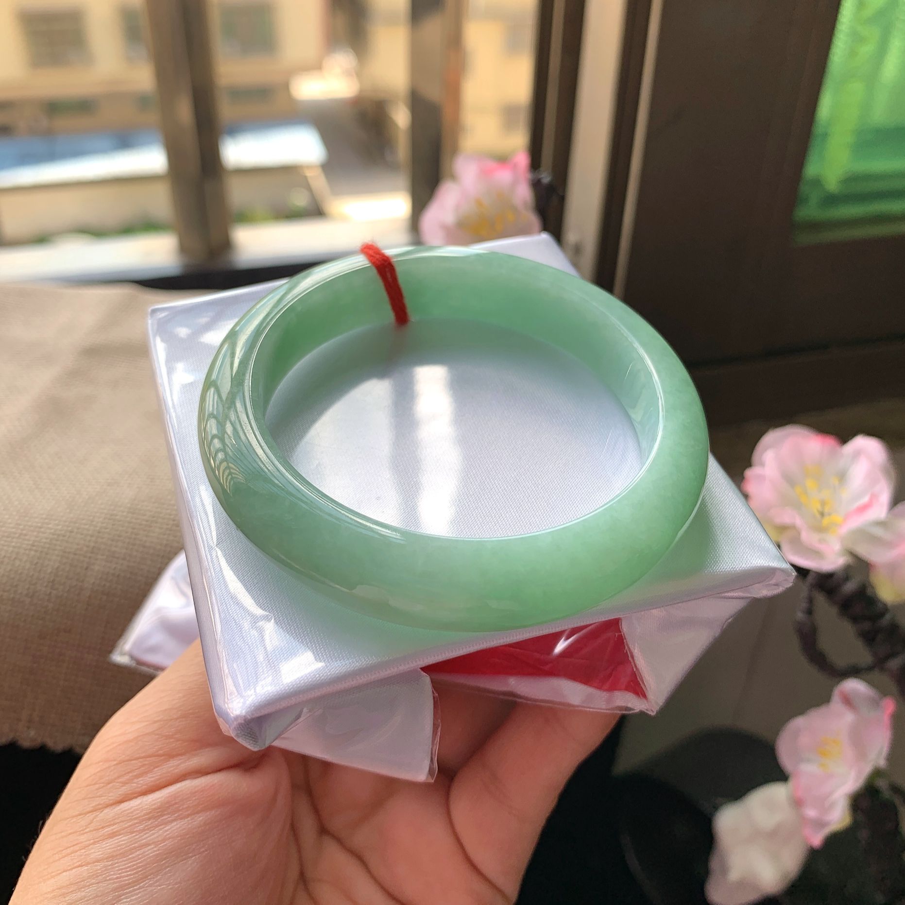 天然翡翠缅甸A货内径55mm正圈水润果绿宽边玉手镯女款绿色时尚   