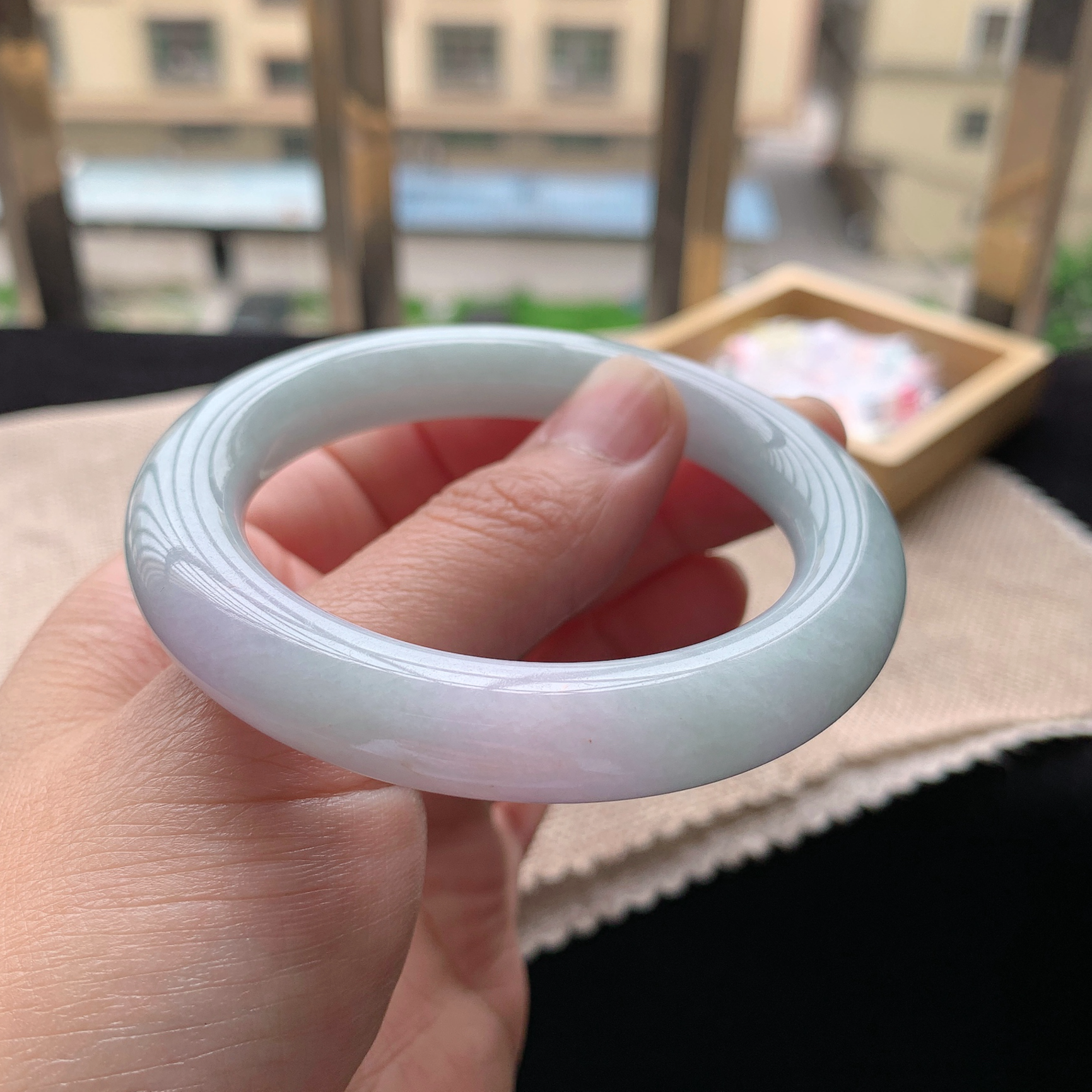 天然翡翠缅甸A货内径55mm正品水润春彩圆条美人条春彩翡翠手镯