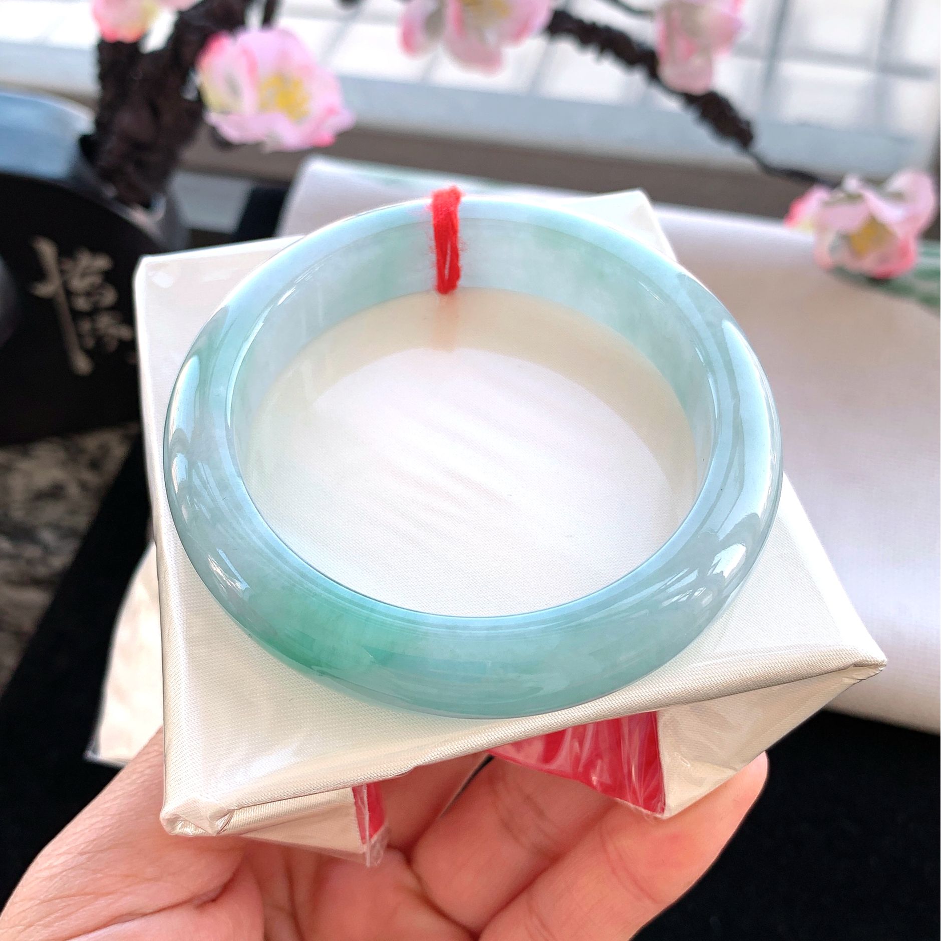 天然翡翠缅甸A货圈口55.5mm正圈水润睛水绿宽边玉手镯女款飘绿   