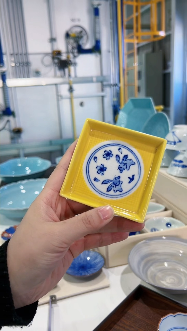 【闪购商品】瓷碗黄釉花うさぎ　角小皿