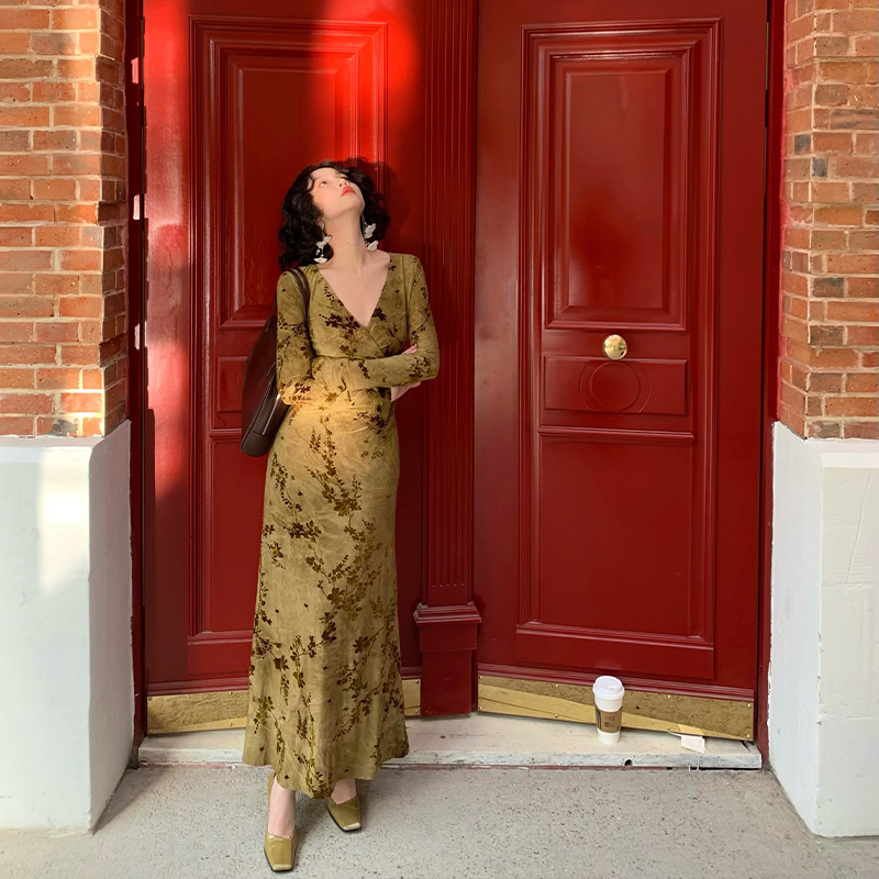 酒午自制【暗香浮动】秋冬V领印花长款打底连衣裙女KLF3933