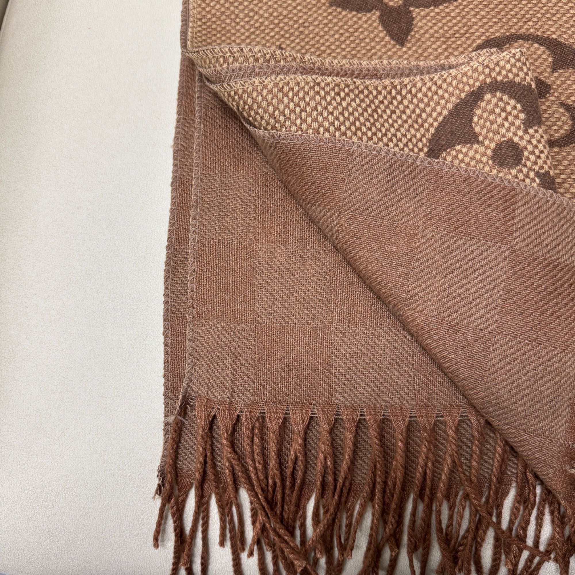 新款棕色质感贵气围巾