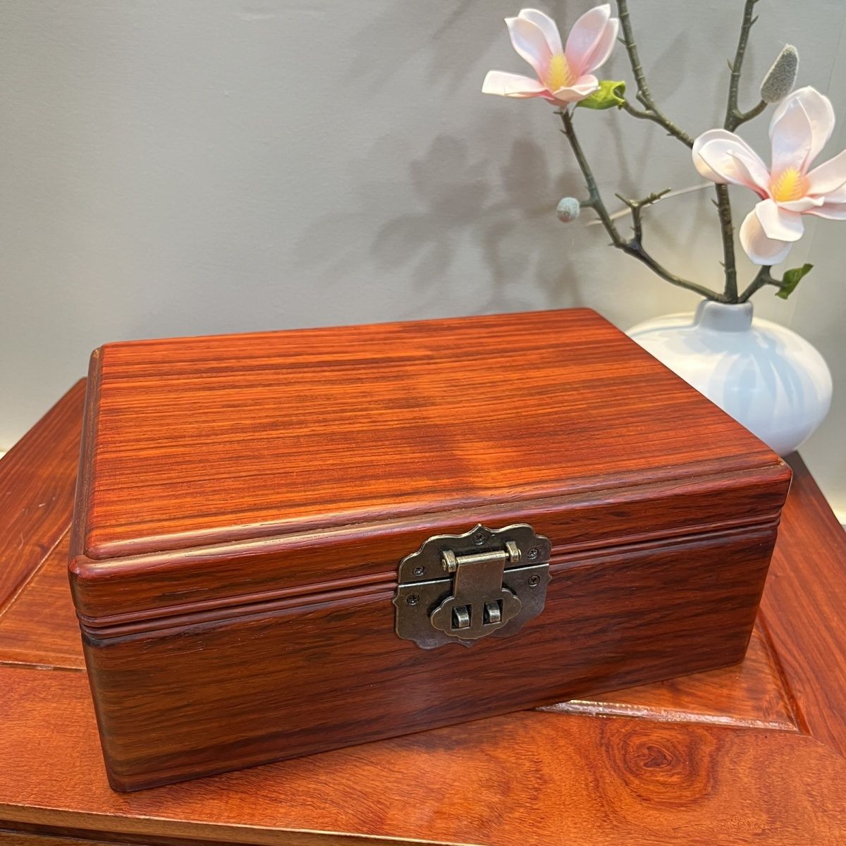 红花首饰盒家用收纳盒证件盒带锁新中式网红珠宝深色盒子28×19×11