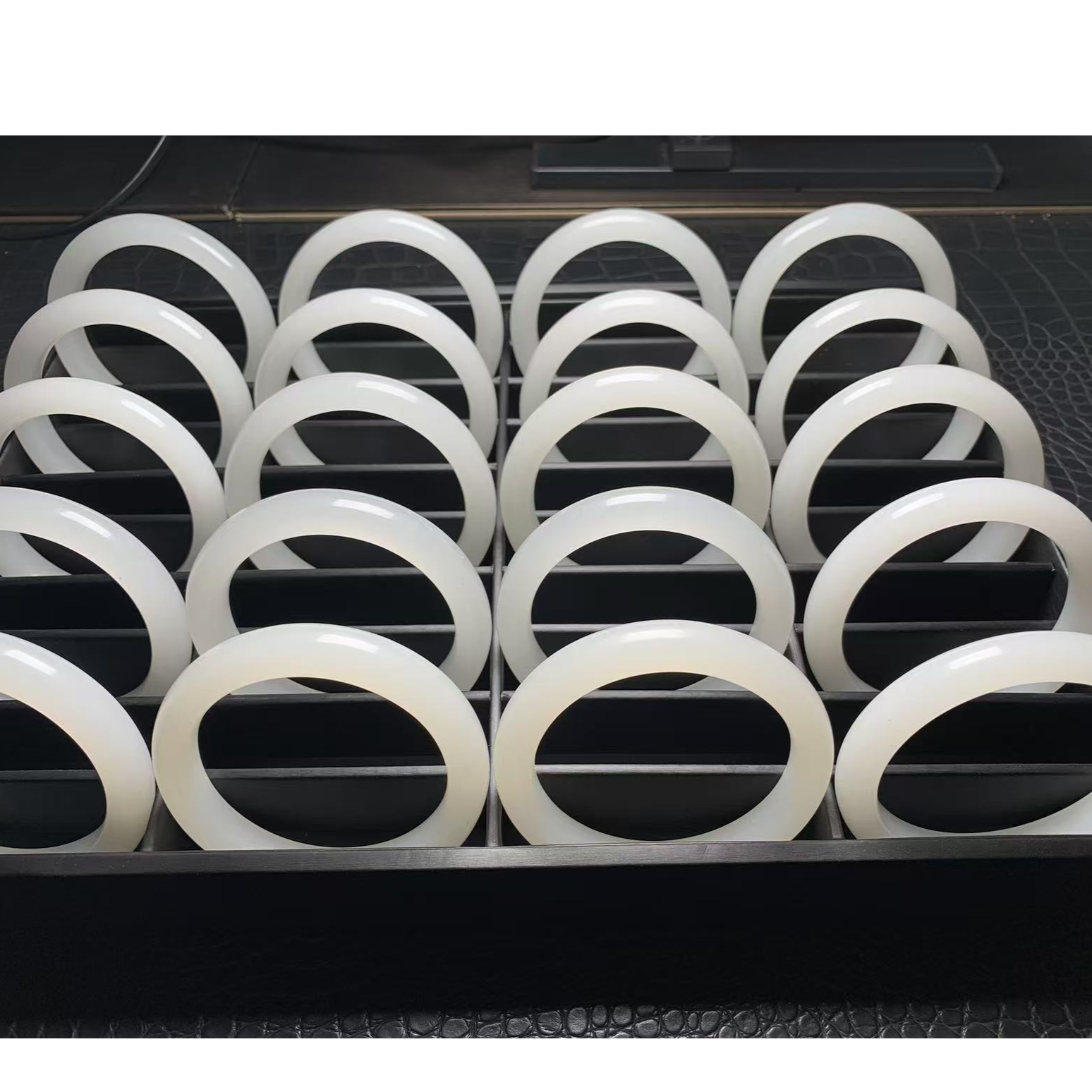 甄选和田白玉手镯A100