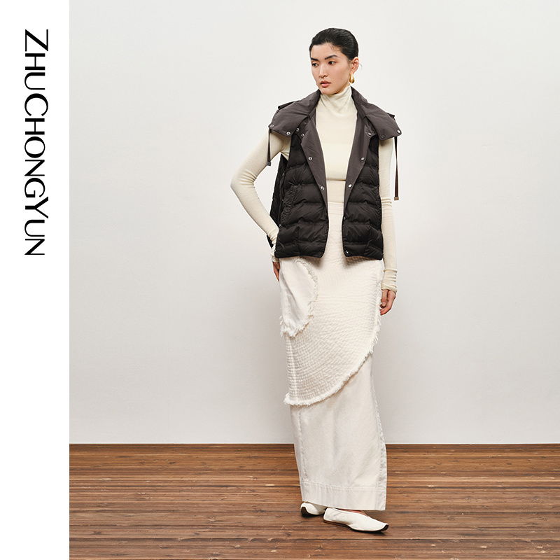 ZHUCHONGYUN秋深咖色抽绳连帽合身短款羽绒马甲C1EG3353Y