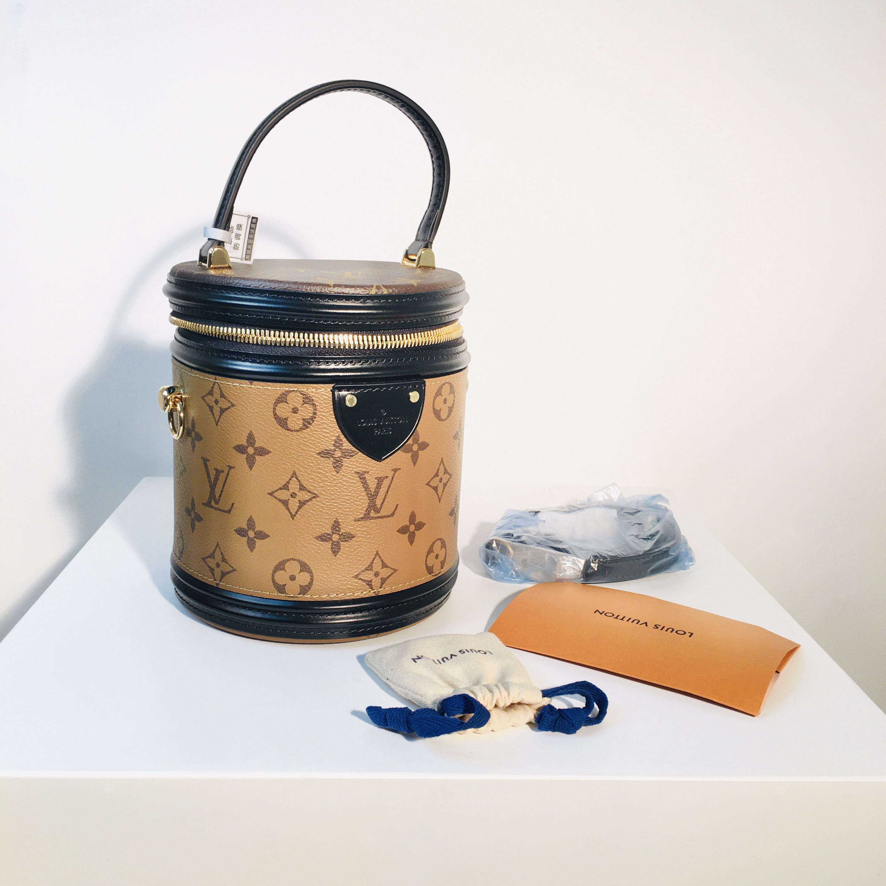 全新未使用 LouisVuitton/路易威登 发财桶Cannes 单肩包专柜现买