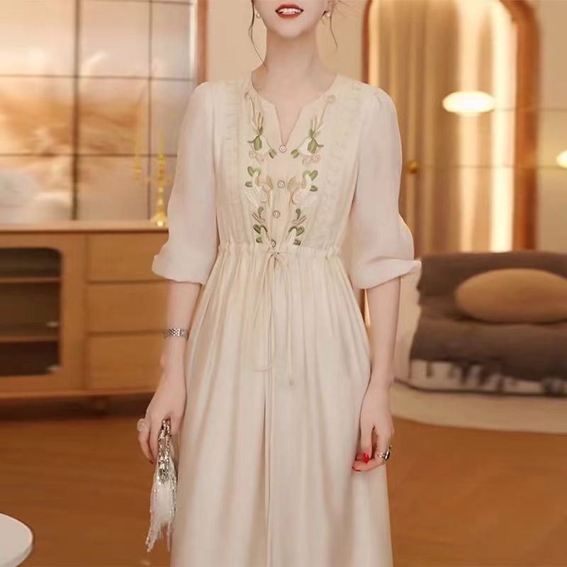 天丝麻重工刺绣V领连衣裙女2025夏季新款宽松显瘦收腰气质长裙子