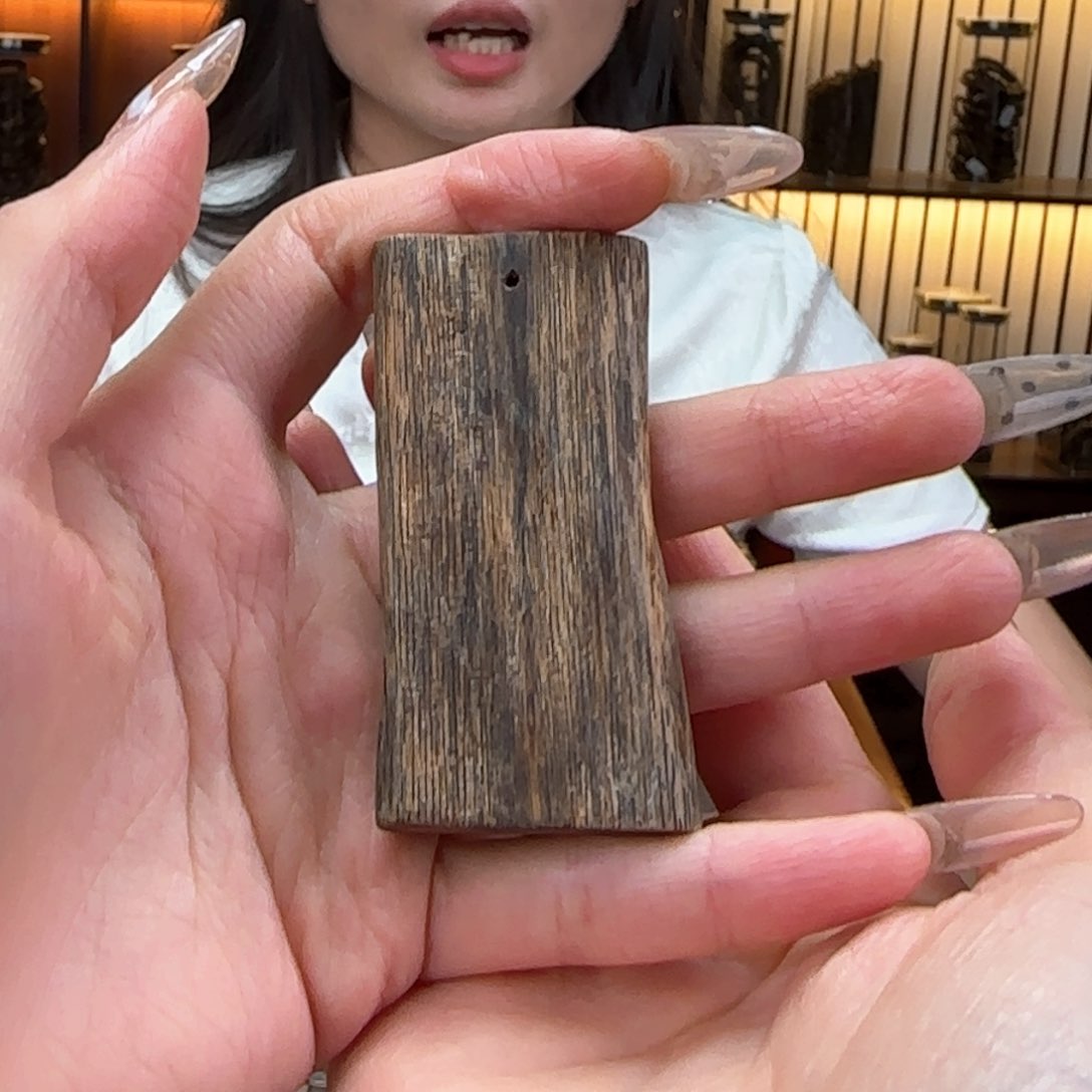 沉香L***D绿奇楠沉香素牌
