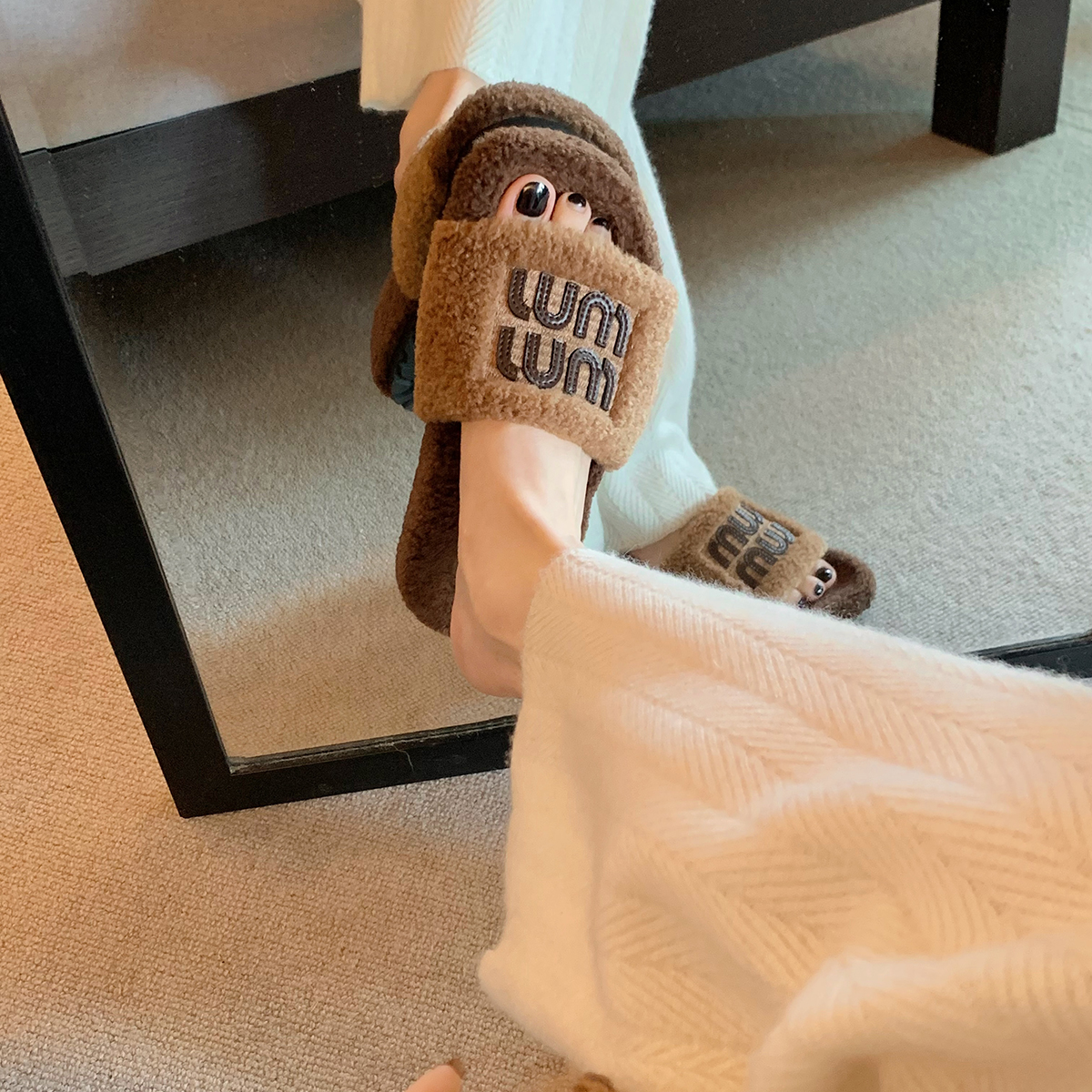 【一口价！】葡萄妈studiolee外穿miu风平底外穿一字带加绒毛毛拖鞋