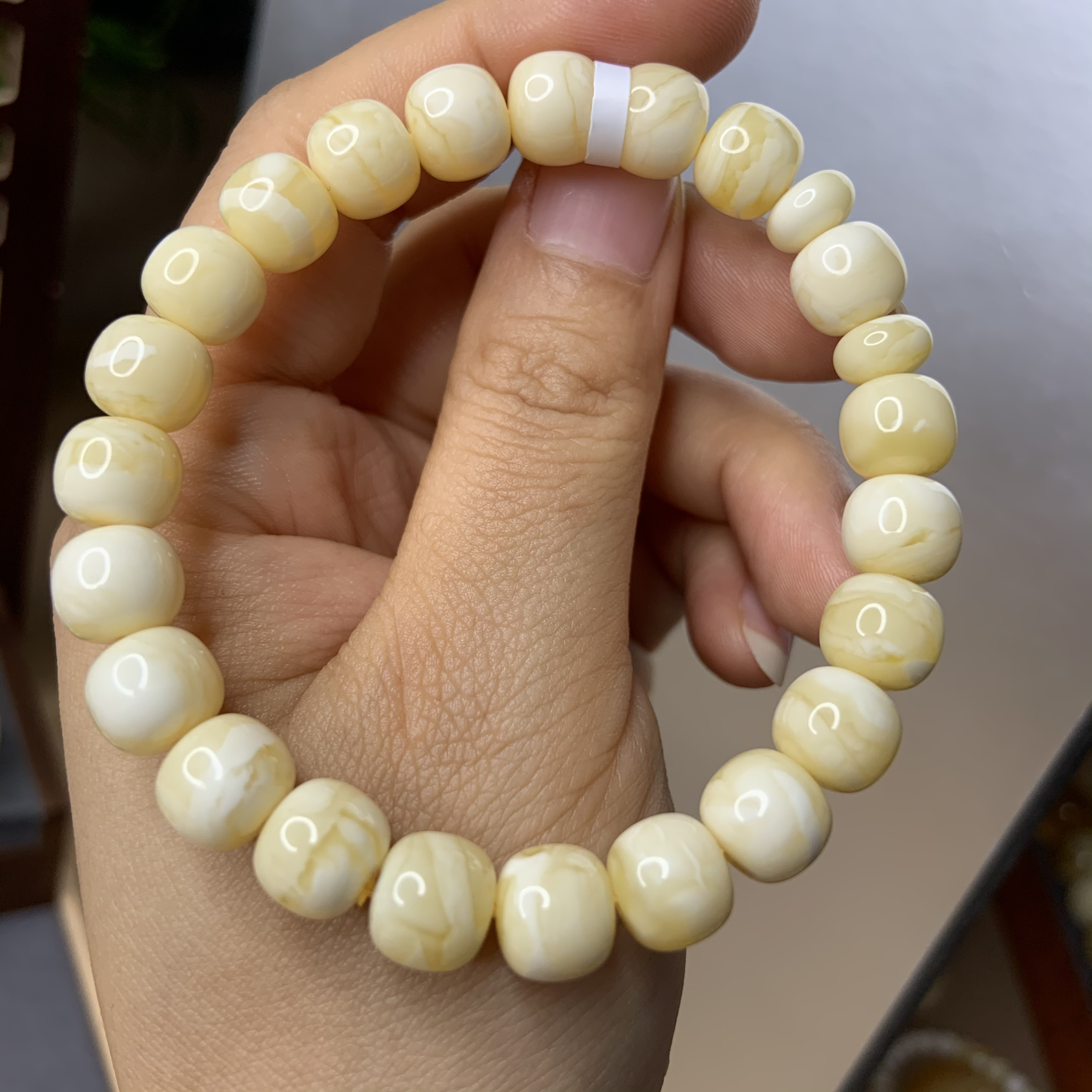 9mm同料瓷白花蜜蜡手串E135