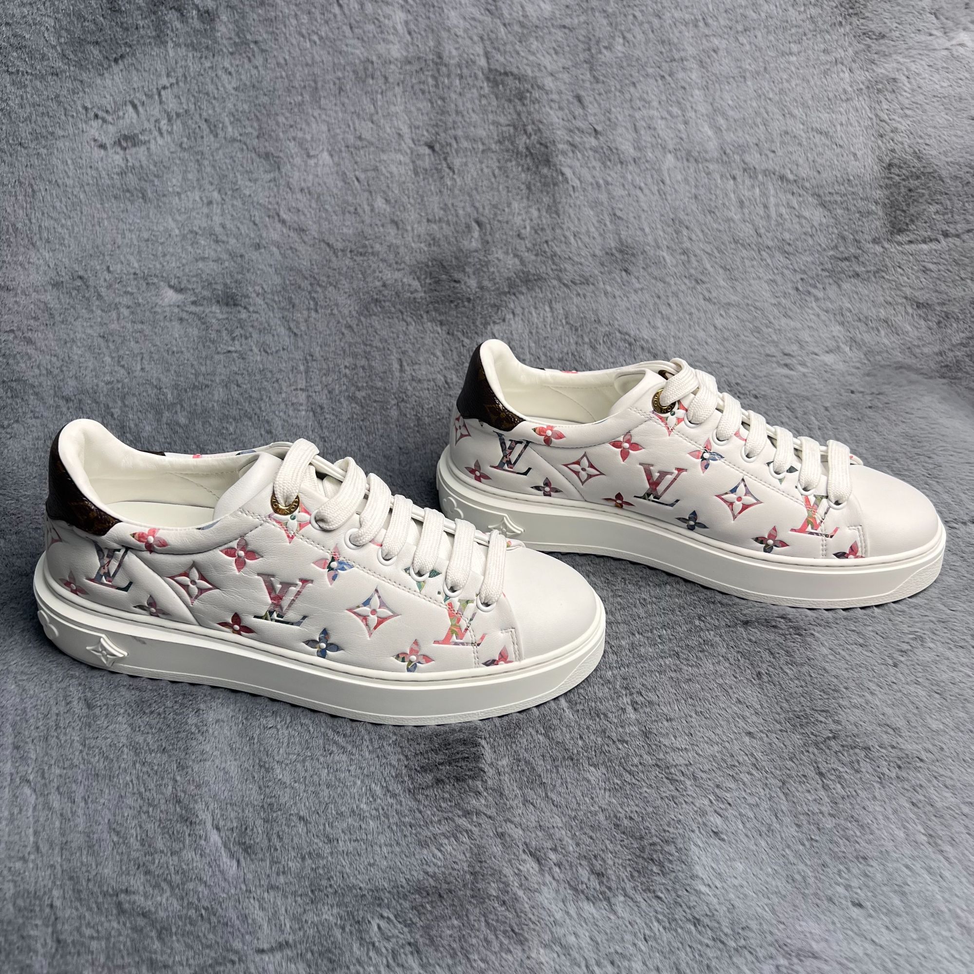 全新未使用 LouisVuitton/路易威登 38.5码!time out浮雕满印板鞋