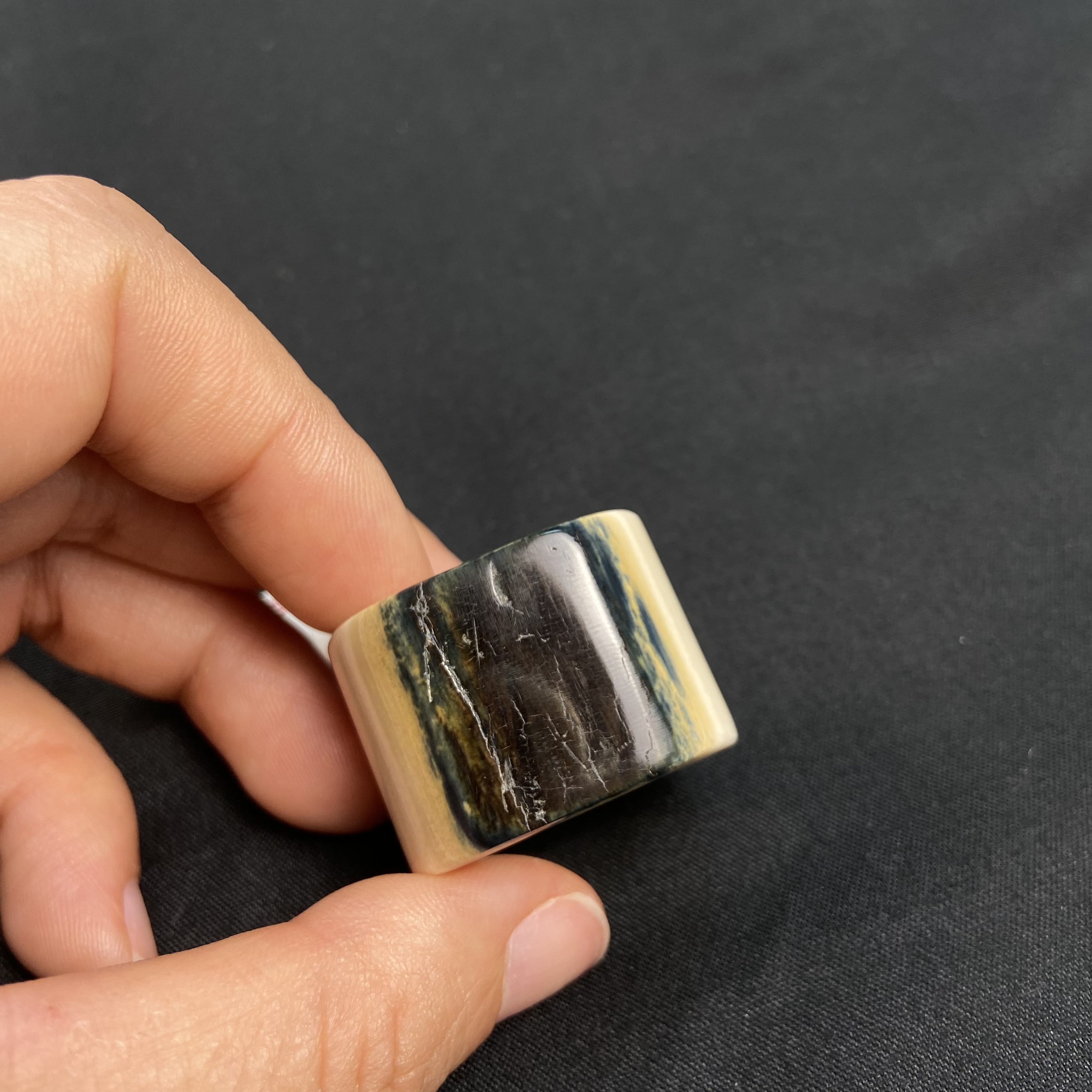 【P00304】猛犸牙23*6mm内径20.5mm蓝皮扳指把件