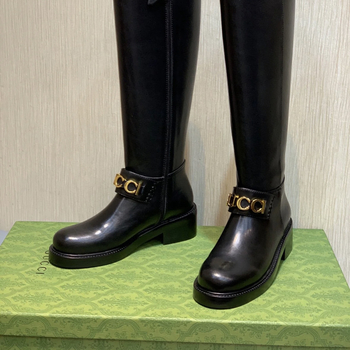 未使用 GUCCI/古驰 2591409黑色金扣字母长靴 微暇