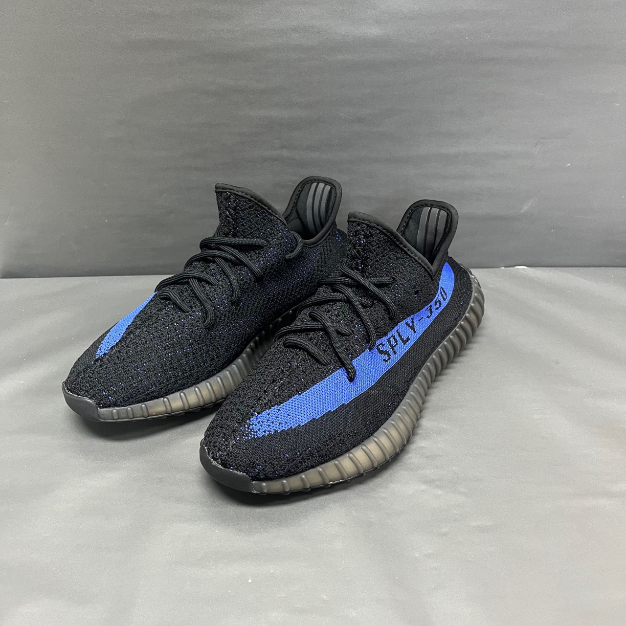 Yeezy球鞋350新黑蓝/ 41码/98新/全新市场价2299/无原盒/ A1402